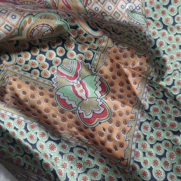 Luxury 100% Silk Scarf 54x54" – Ornate Paisley Wrap in Red, Gold & Green Style - Picture 4 of 10